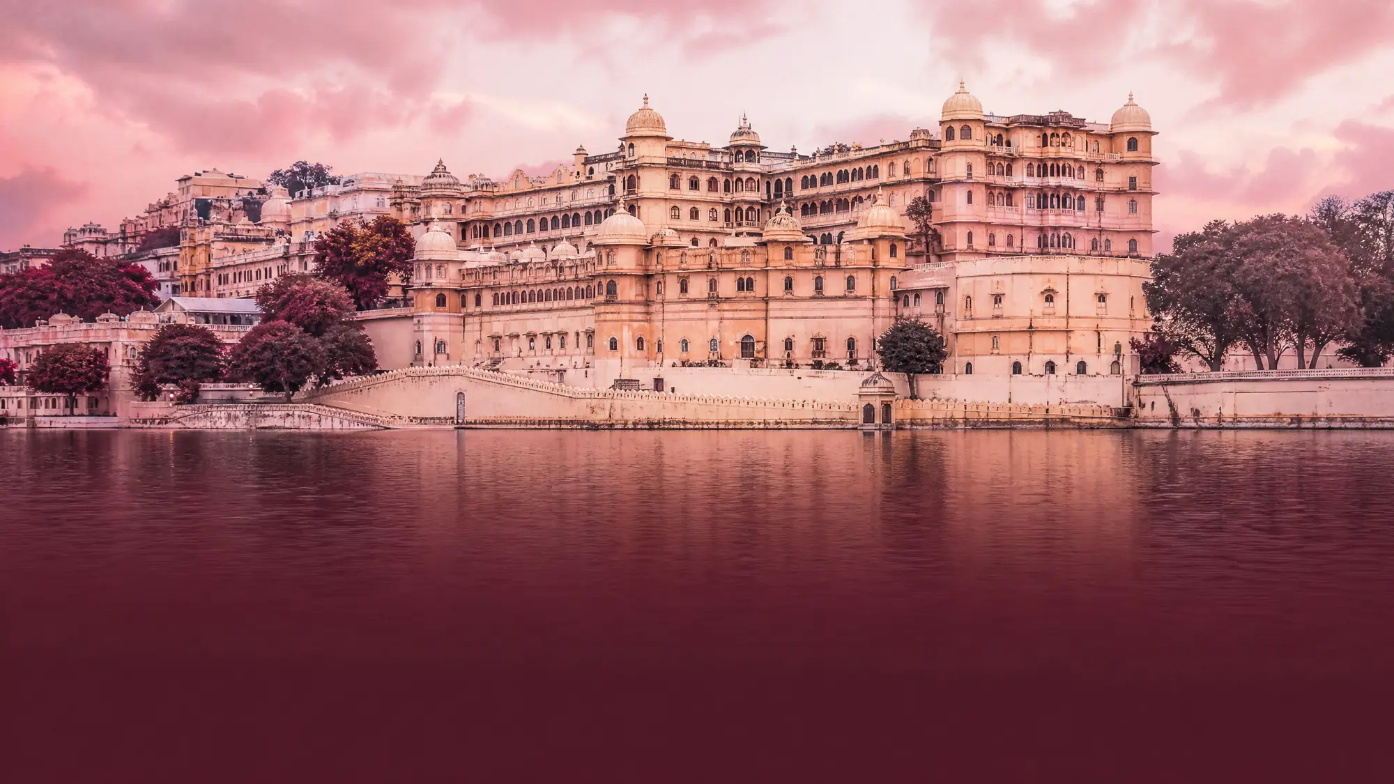 Explore the largest palace complex in Rajasthan. Built over 400 years, this living heritage site features 11 palaces across 4 acres.